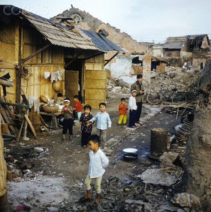Hà Nội tháng 3/1973. Bọn trẻ chơi trong sân tại một khu tạm cư trên đống đổ nát tại phố Khâm Thiên sau trận càn của máy bay B52 mùa đông năm 1972. Ảnh. Werner Schulze/Corbis.